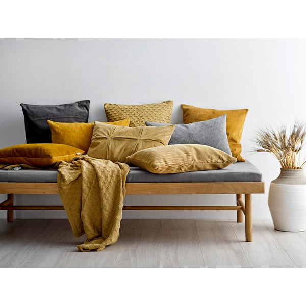 Geltonos spalvos pagalvėlė su dideliu medvilnės kiekiu Södahl Klara, 40 x 60 cm-image-1