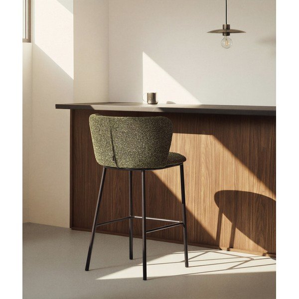 Tamsiai žalios spalvos iš audinio baro taburetė (sėdynės aukštis 75 cm) Ciselia – Kave Home-image-2