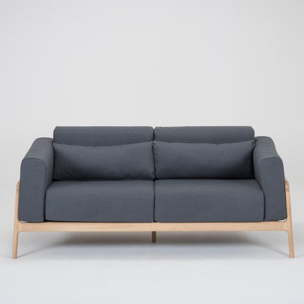 Mėlynai pilka dviejų vietų sofa su ąžuolo masyvo konstrukcija "Gazzda Fawn