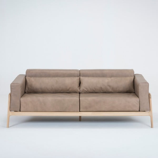 Šviesiai ruda buivolo odos sofa su ąžuolo masyvo konstrukcija Gazzda Fawn, 210 cm