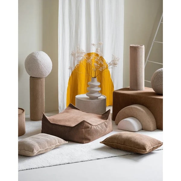 Šviesiai rudos spalvos iš kordinio velveto vaikiška sofos pagalvėlė Roll – Wigiwama-image-3