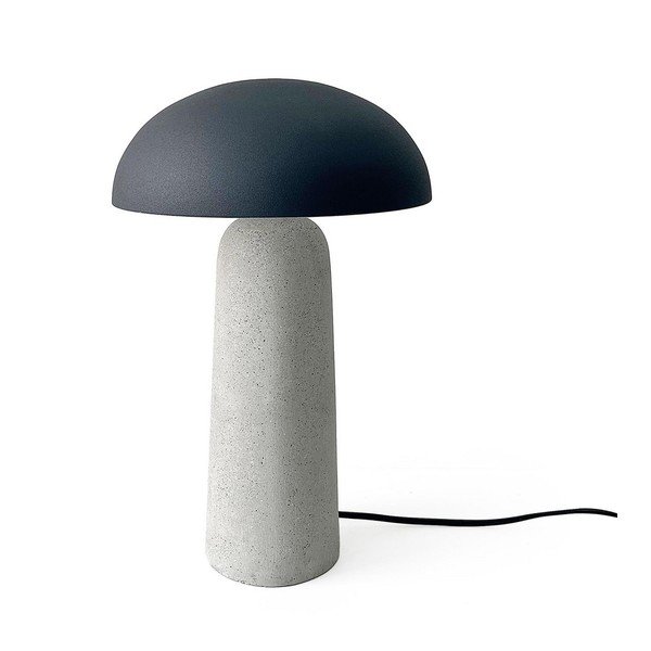 Pilkos spalvos iš betono stalinis šviestuvas (aukštis 39,5 cm) su metaliniu gaubtu Delphine – Bizzotto