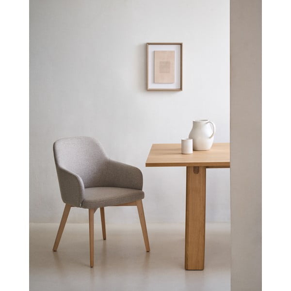 Smėlio spalvos iš audinio valgomojo kėdė su porankiais Nelida – Kave Home-image-1