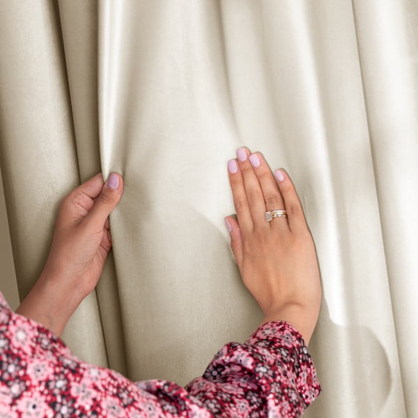 Smėlio spalvos iš velveto pritemdymas (dalinis užtemimas) užuolaida 140x270 cm Eyelets – Restilo-image-1