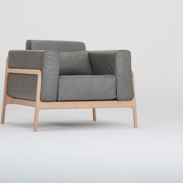 Tamsiai pilkas buivolo odos fotelis su ąžuolo masyvo konstrukcija Gazzda Fawn-image-4