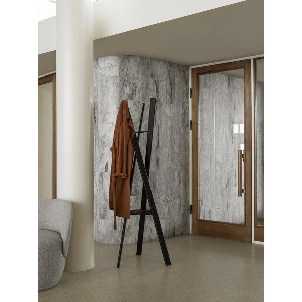 Juodos spalvos iš ąžuolo masyvo palto stovas 62x176 cm Rakku – Blomus-image-1
