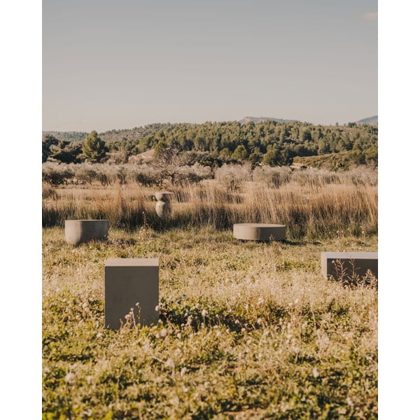 Iš betono apvalios formos sodo šoninis staliukas ø 32 cm Garbet – Kave Home-image-3