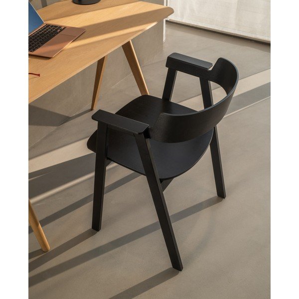 Juodos spalvos iš ąžuolo masyvo valgomojo kėdė su porankiais Flip – Gazzda-image-1