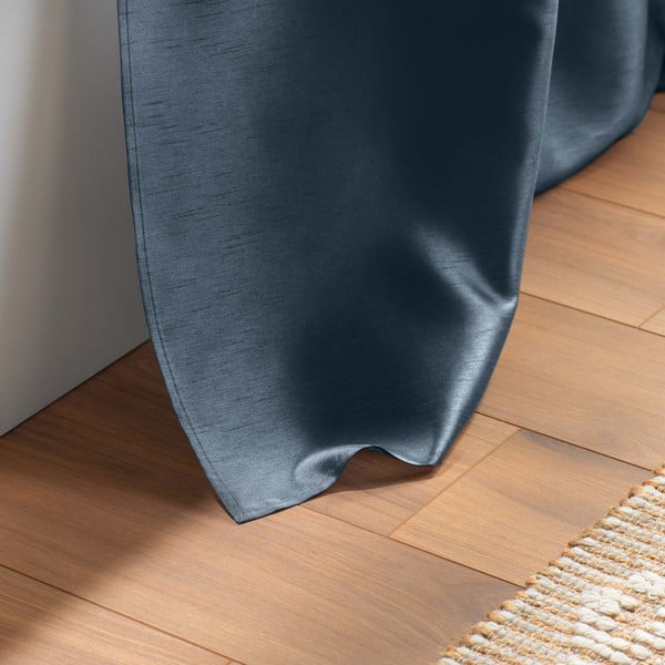 Tamsiai mėlynos spalvos iš mikrosatino užuolaida 140x240 cm Shana – douceur d'intérieur-image-3