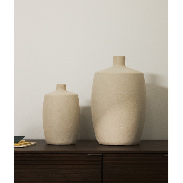 Kreminės spalvos iš papjė mašė vaza (aukštis 26 cm) Mireni – Kave Home-image-1