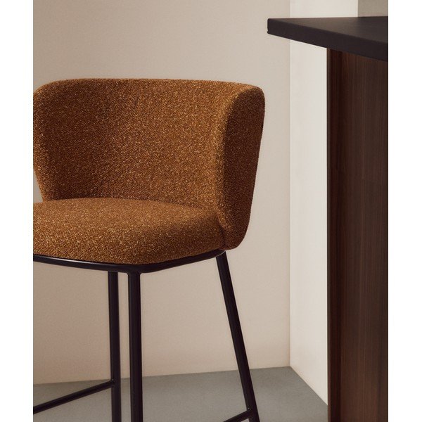 Terakotos spalvos iš audinio baro taburetė (sėdynės aukštis 65 cm) Ciselia – Kave Home-image-2