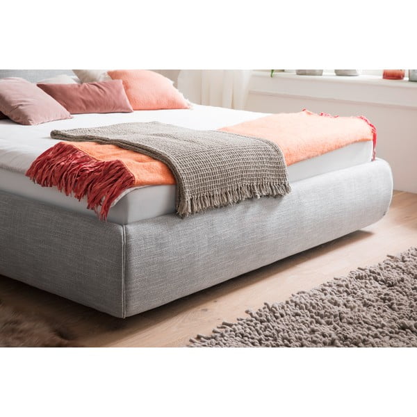 Pilkos spalvos dvigulė lova audiniu dengta su sandėliavimo vieta su lovos grotelėmis 180x200 cm Atesio – Meise Möbel-image-1