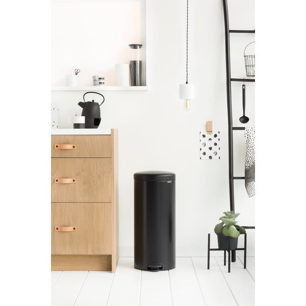 Iš plieno šiukšliadėžė matinės juodos spalvos su pedalu 30 l NewIcon – Brabantia-image-1