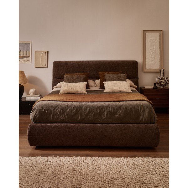 Tamsiai rudos spalvos iš šenilino dvigulė lova audiniu dengta su sandėliavimo vieta su lovos grotelėmis 180x200 cm Dafra – Kave Home-image-1