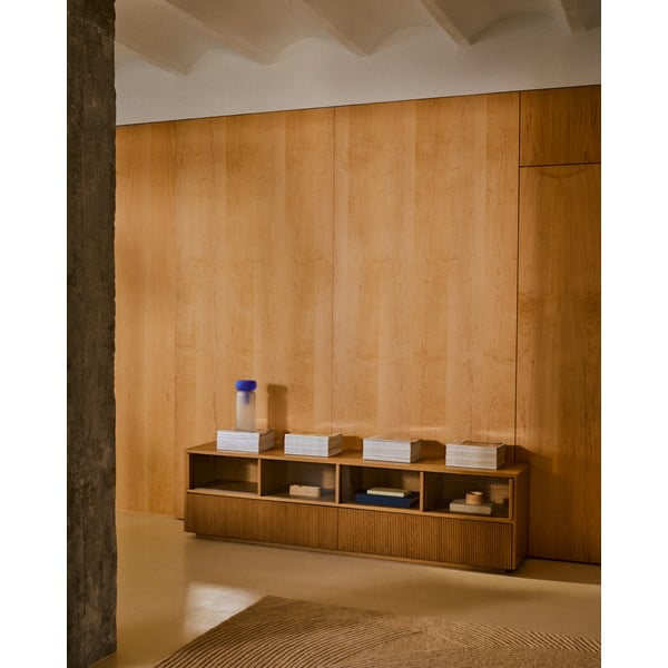 Natūralios spalvos TV spintelė iš ąžuolo 200x54x40 cm Helvine – Kave Home-image-1