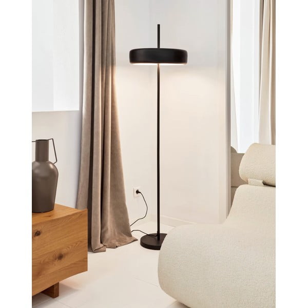 Juodas grindų šviestuvas su metaliniu gaubtu (aukštis 183 cm) Francisca - Kave Home-image-1