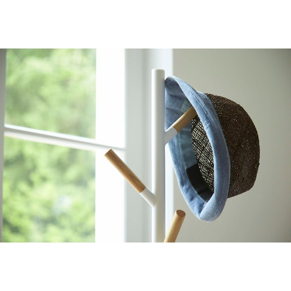 Balta pastatoma rūbų pakaba su buko medžio detalėmis YAMAZAKI-image-3