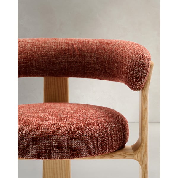 Natūralios spalvos/terakotos spalvos iš uosio masyvo valgomojo kėdė su porankiais Granite – Kave Home-image-4