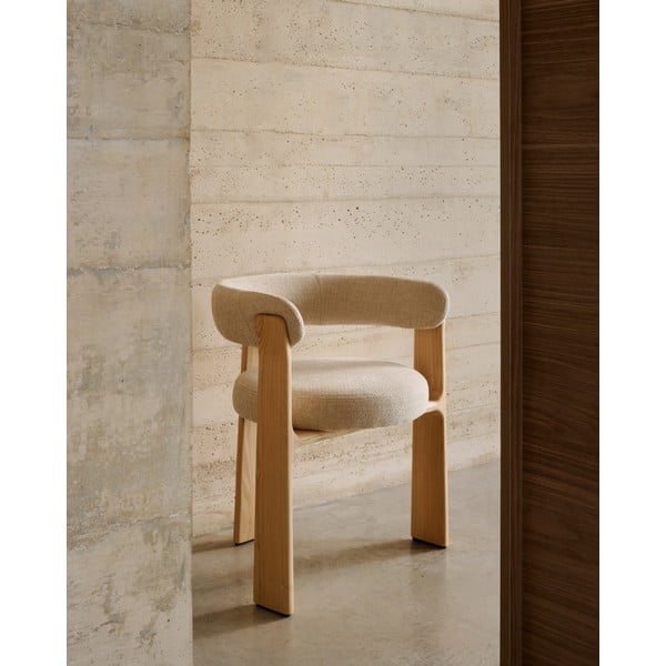 Smėlio spalvos/natūralios spalvos iš uosio masyvo valgomojo kėdė su porankiais Granite – Kave Home-image-1