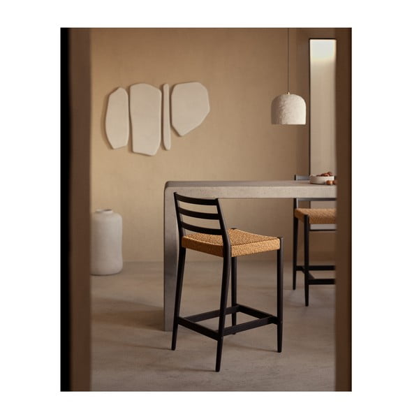 Juodos spalvos/natūralios spalvos iš ąžuolo masyvo baro taburetė (sėdynės aukštis 70 cm) Analy – Kave Home-image-1