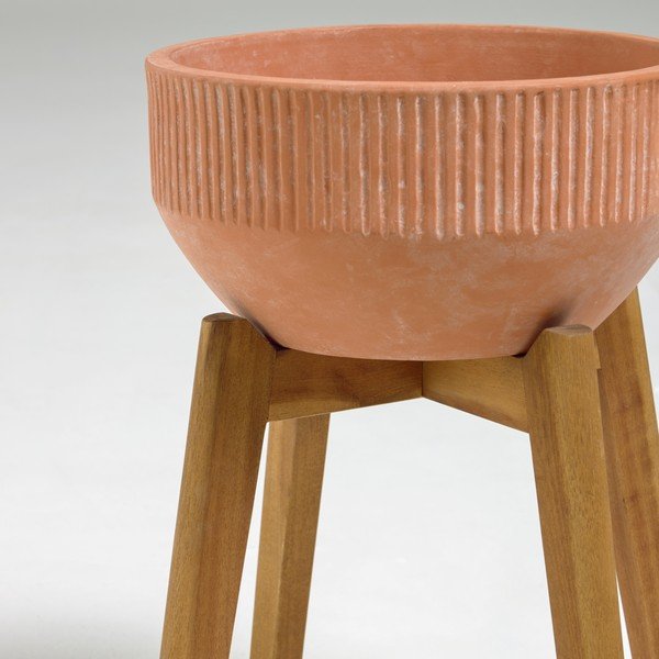 Terakotos spalvos vazonas ant medinio stovo Kave Home Suba, aukštis 40 cm-image-1