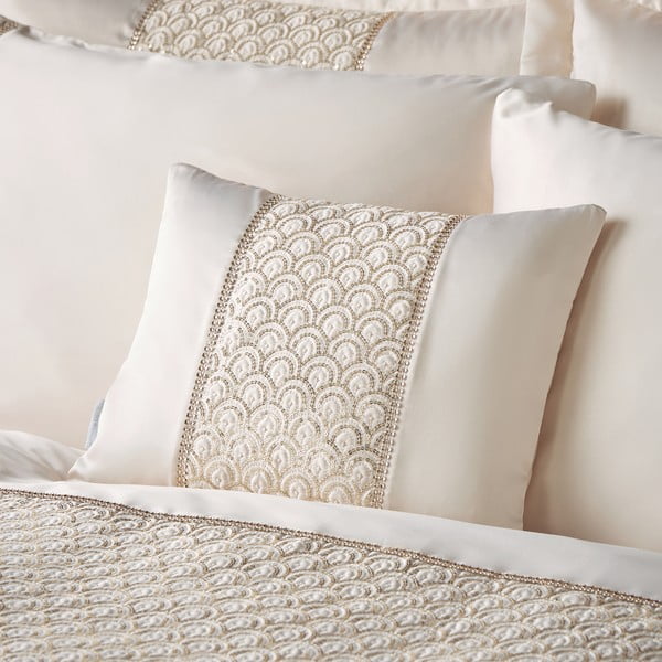 Iš mikrosatino dekoratyvinė pagalvėlė 30x40 cm Deco Sequin – Catherine Lansfield-image-1