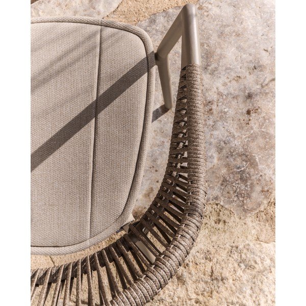 Taupe spalvos paminkštinto audinio sodo kėdė Alimia – Kave Home-image-3