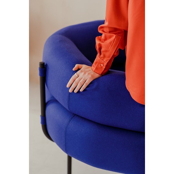 Mėlynos spalvos krėslas iš vilnos Ubi – noo.ma-image-4