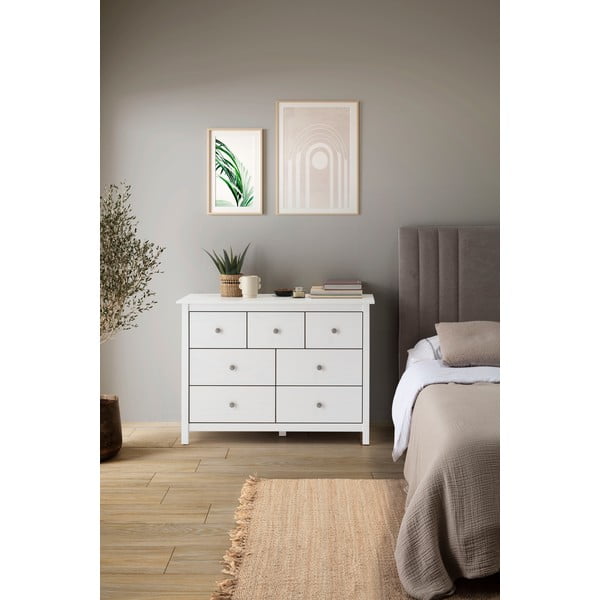 Iš pušies masyvo žema šoninė spintelė baltos spalvos 110x80 cm Berna – Marckeric-image-1