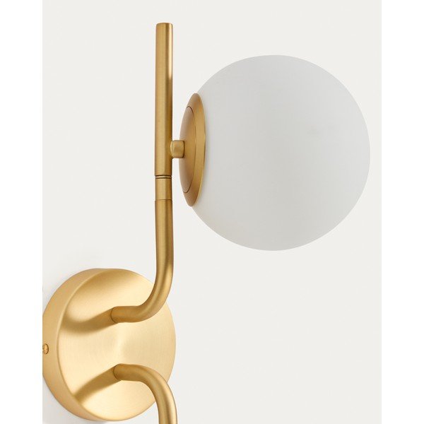 Baltos spalvos/auksinės spalvos sieninė lempa Brisia – Kave Home-image-3