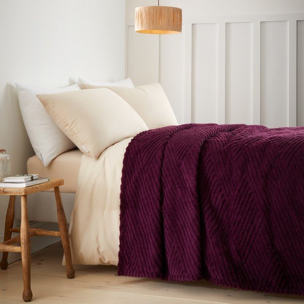 Tamsiai violetinės spalvos lovatiesė 230x220 cm Heat Buddy Super Thermal – Catherine Lansfield-image-1