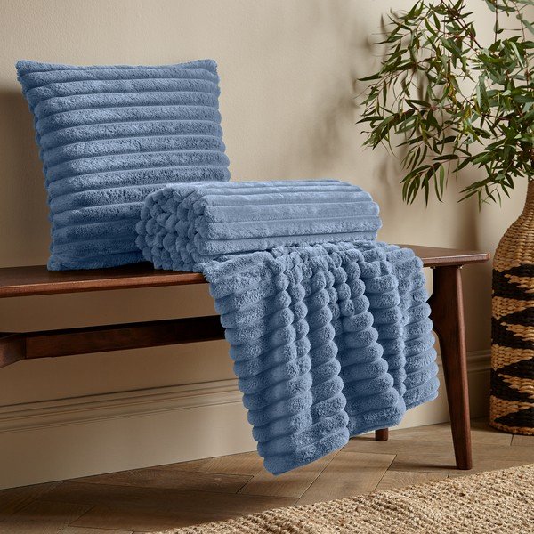 Mėlynos spalvos iš mikropliušo antklodė ir pledas 130x170 cm Cosy Ribbed – Catherine Lansfield-image-3