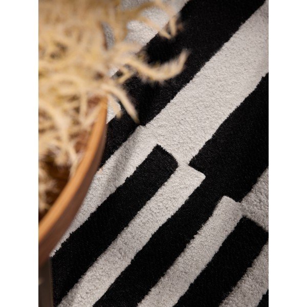 Rankų darbo juodos ir baltos spalvos iš vilnos kilimas 160x230 cm Stryve Flux – Elle Decoration-image-3