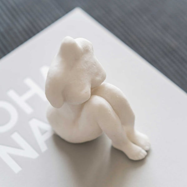 Iš polirezino statulėlė (aukštis 14 cm) Sitting Woman – Mette Ditmer Denmark-image-2