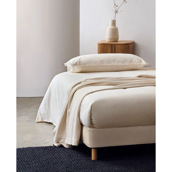 Viengulė lova smėlio spalvos audiniu dengta 90x200 cm Ofelia – Kave Home-image-1