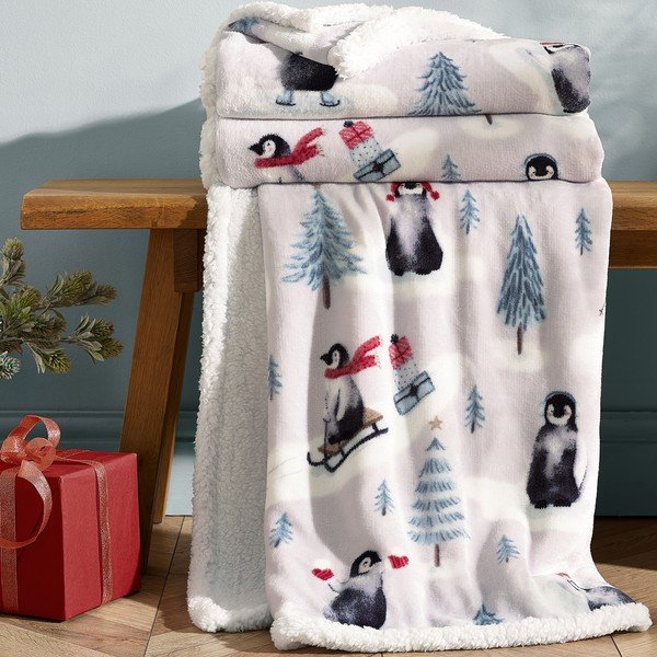 Baltos spalvos antklodė ir pledas su Kalėdų motyvu 170x130 cm Christmas Sherpa Penguins – Catherine Lansfield-image-3