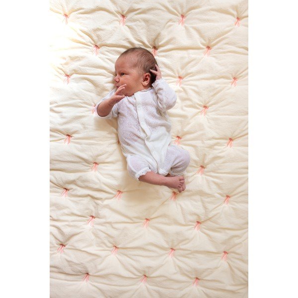 Šviesiai geltonos spalvos/rožinės spalvos iš organiškos medvilnės dygsniuotas vaikiškas pledas 90x120 cm Bows – Cam Cam Copenhagen-image-1