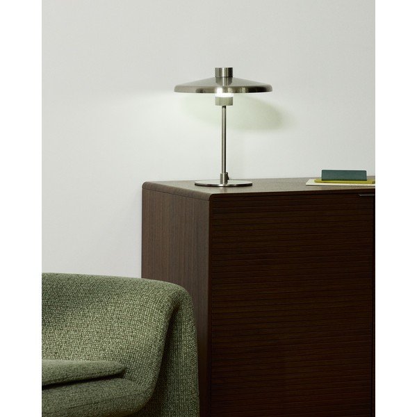 Sidabrinės spalvos stalinis šviestuvas (aukštis 32,5 cm) su metaliniu gaubtu Nuvira – Kave Home-image-1