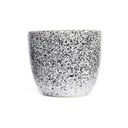 Baltos ir juodos spalvos akmens masės puodelis ÅOOMI Mess, 200 ml