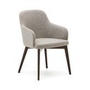 Smėlio spalvos iš audinio valgomojo kėdė su porankiais Nelida – Kave Home