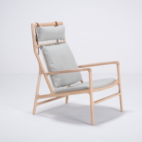 Fotelis su ąžuolo medienos konstrukcija ir melsvai pilkos tekstilės sėdyne Gazzda Dedo