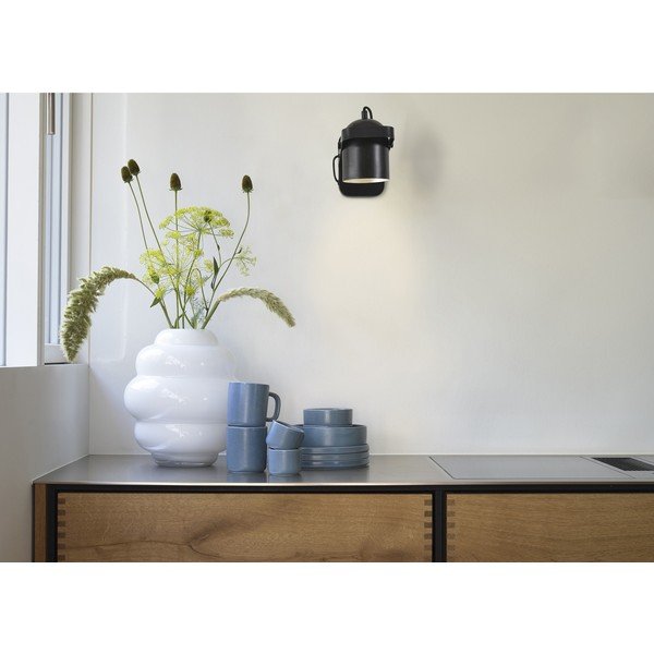 Juodos spalvos iš metalo sieninė lempa su sulankstoma konstrukcija su kištuku Nesvik – Villa Collection-image-2