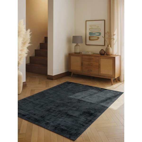 Rankų darbo juodos spalvos iš viskozės kilimas 80x150 cm Noemi – Vikosa-image-1