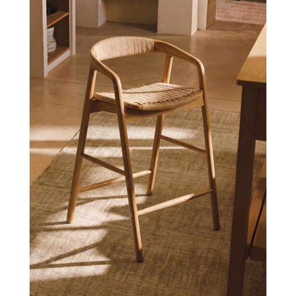 Natūralios spalvos iš ąžuolo masyvo baro taburetė su porankiais (sėdynės aukštis 65 cm) Derile – Kave Home-image-1