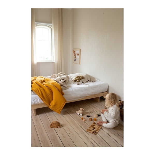 Iš pušies masyvo viengulė lova natūralios spalvos su lovos grotelėmis 90x200 cm Kanso – Karup Design-image-1