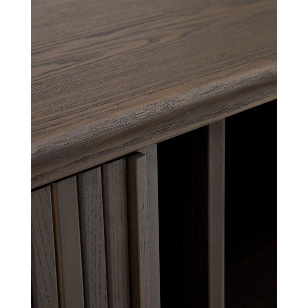 Žema šoninė spintelė tamsiai rudos spalvos iš uosio su stumdomomis durimis 180x75 cm Mailen – Kave Home-image-1