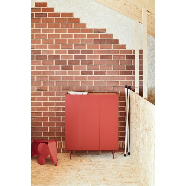 Aukšta šoninė spintelė raudonos spalvos iš ąžuolo 95x120 cm Arista – Teulat-image-1