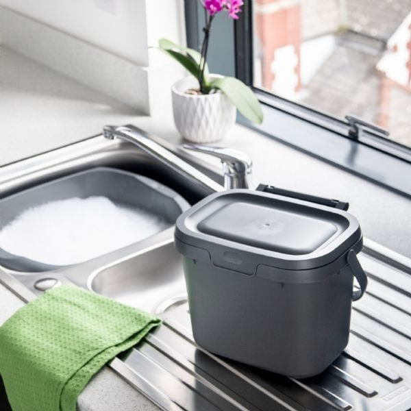 Tamsiai pilkas universalus plastikinis kompostuojamų atliekų indas su dangčiu Addis, 24,5 x 18,5 x 19 cm-image-1