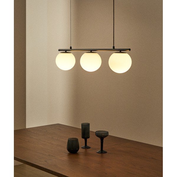 Baltos spalvos/juodos spalvos iš metalo kabantis šviestuvas su stiklo gaubtu Brisia – Kave Home-image-1