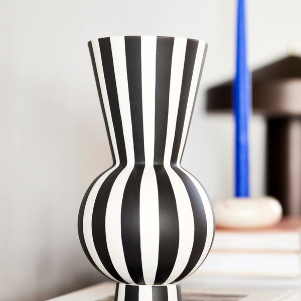 Baltos spalvos/juodos spalvos iš akmens masės rankų darbo vaza (aukštis 28 cm) Toppu – OYOY Living Design-image-1